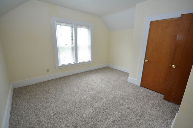 Building Photo - Charming 2 bedroom with beautiful features!