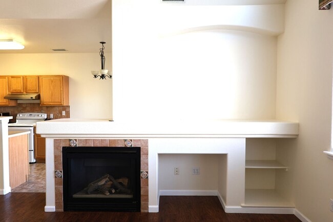 Building Photo - CUTE, CUTE, CUTE 3 BDRM TOWNHOME WITH GAS FIREPLACE!