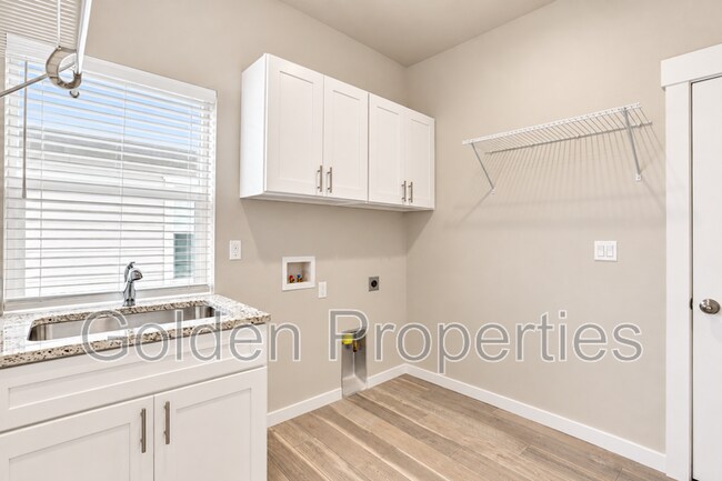 Building Photo - 12153 W Moorfield Ave