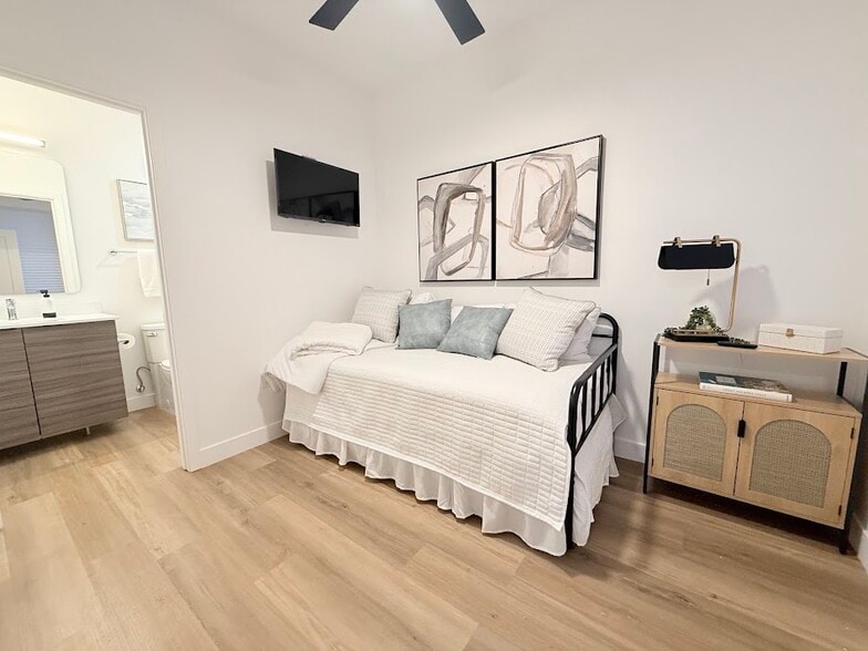 Ground Level Bonus/ Guest Room - 4220 N 32nd St