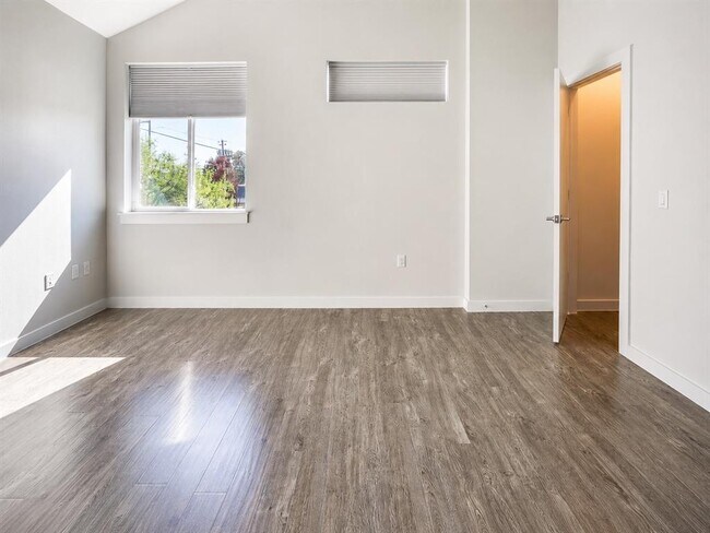 Building Photo - 801 N Bluff Dr