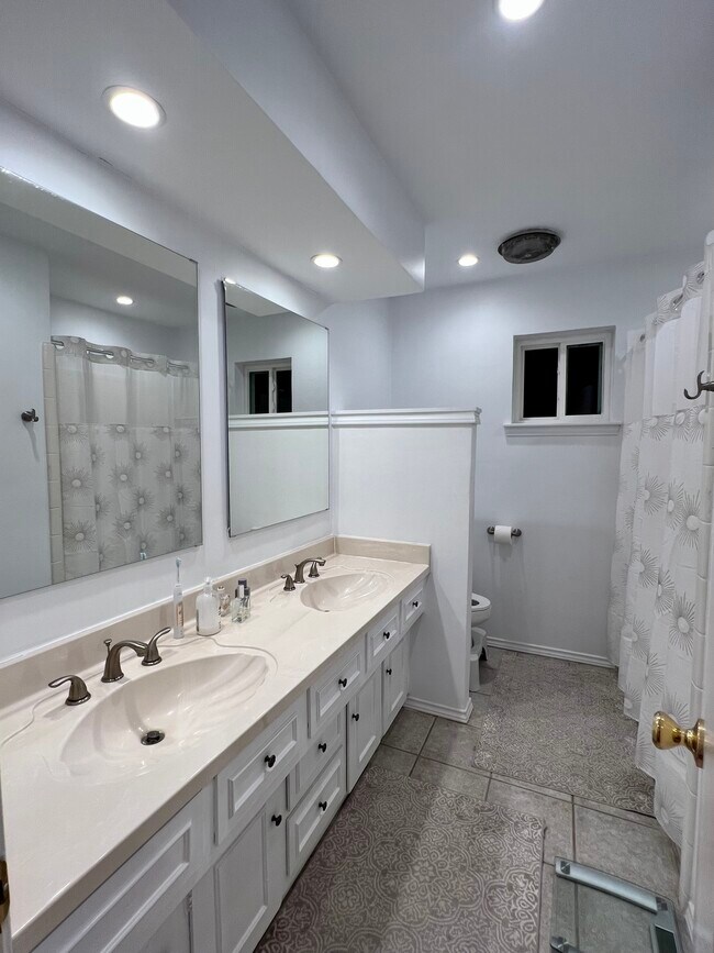 Building Photo - 14040 Far Hills Ln