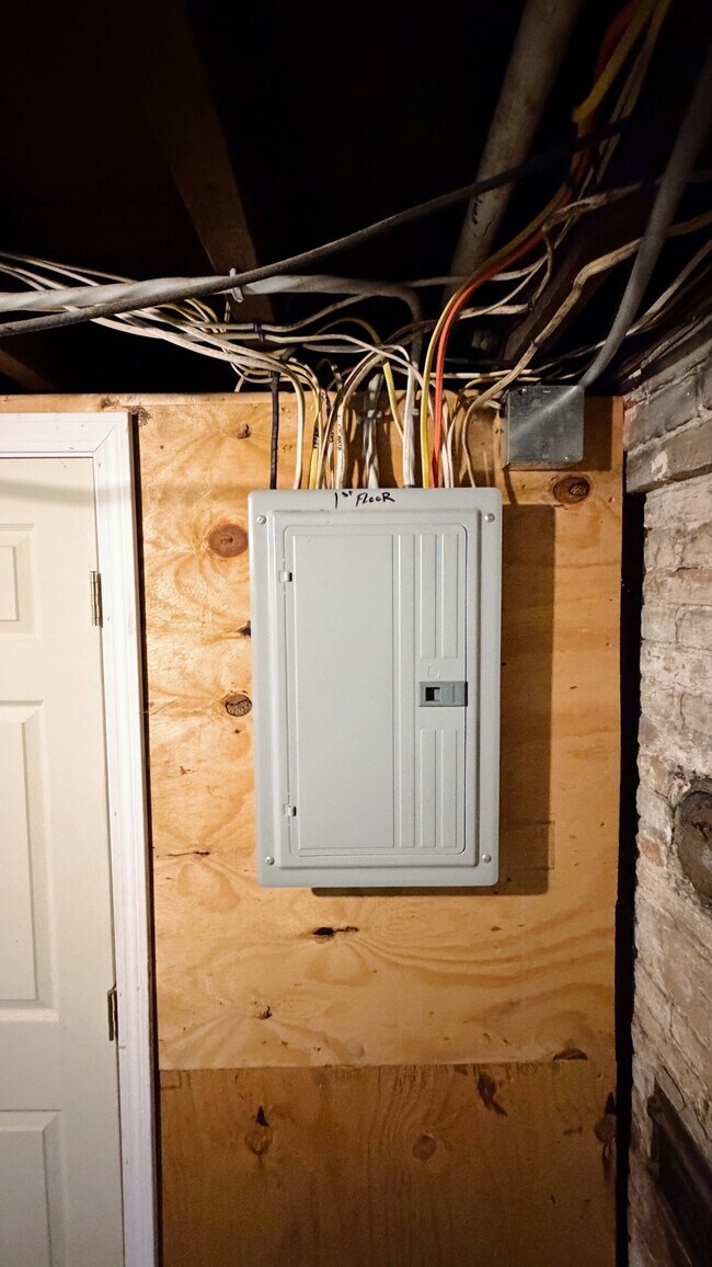 Building Photo - 554 Dubuque St