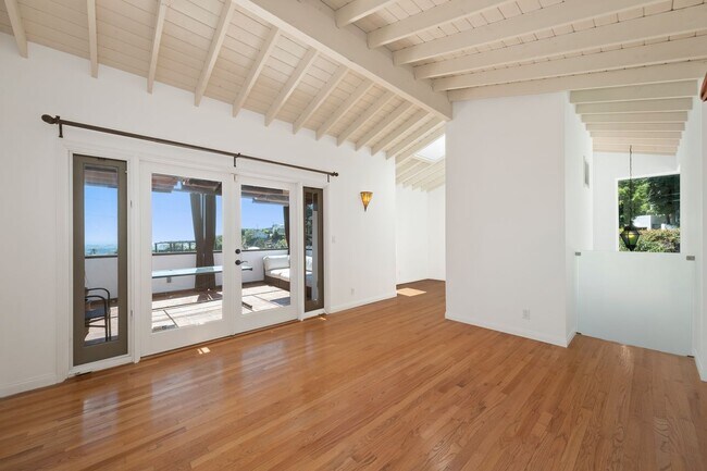 Building Photo - 1685 Sunset Plaza Dr