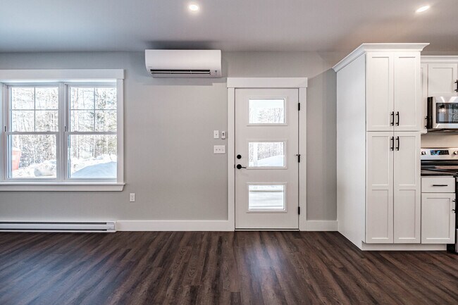 Building Photo - Highland Duplex