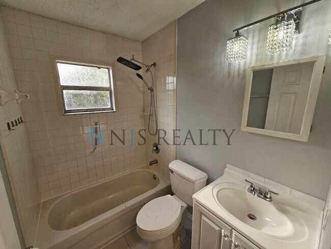 Building Photo - REDUCED PRICE!!!!  MUST SEE.. BEAUTIFUL IN...