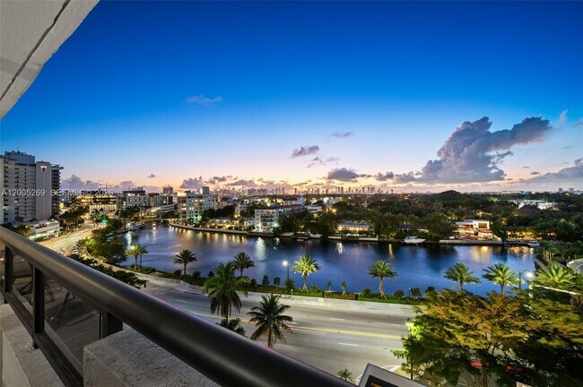 Building Photo - 2555 Collins Ave