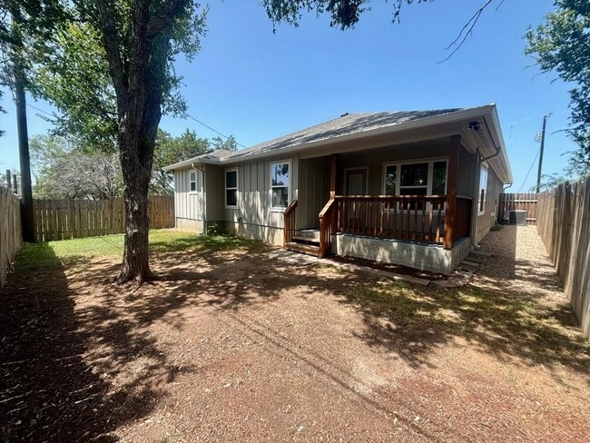 Building Photo - 713 Maple Ln