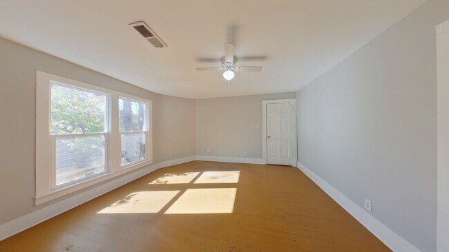 Building Photo - 3 Bedroom Home