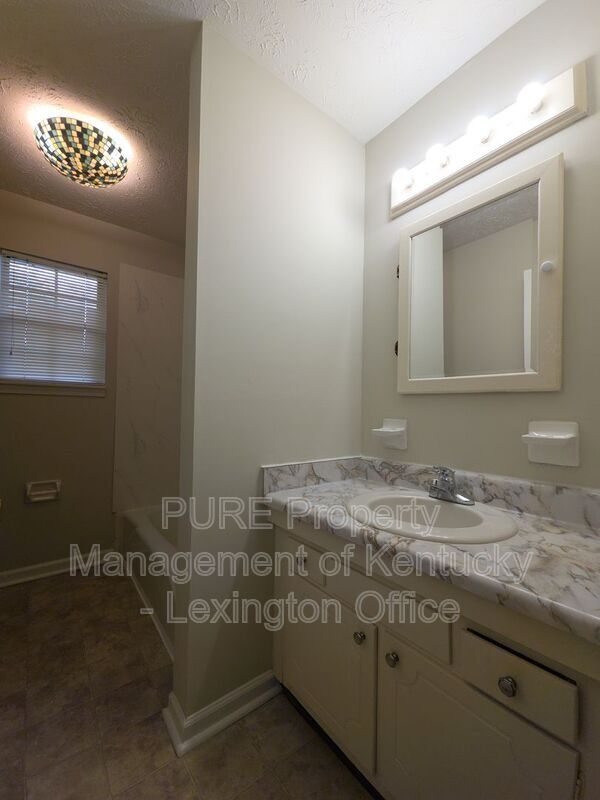 Building Photo - 3432 Warwick Ct