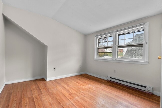 Building Photo - 72 Maple St