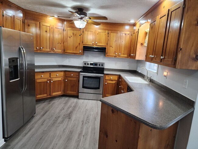 Building Photo - Spacious 3 Bedroom 2.5 Bath Home with Fenced Rear Yard!