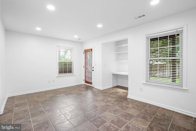 Building Photo - 423 McDaniel Dr