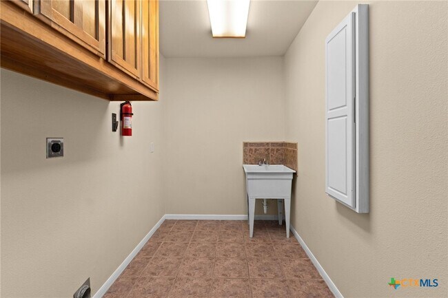 Building Photo - 336 Skyline Dr