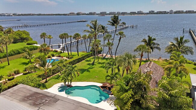 Building Photo - 930 S Lakeside Dr
