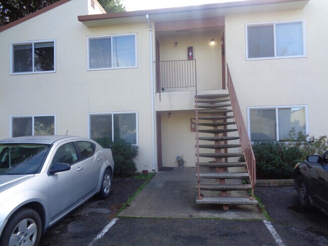 Building Photo - 1332 Hobart Dr