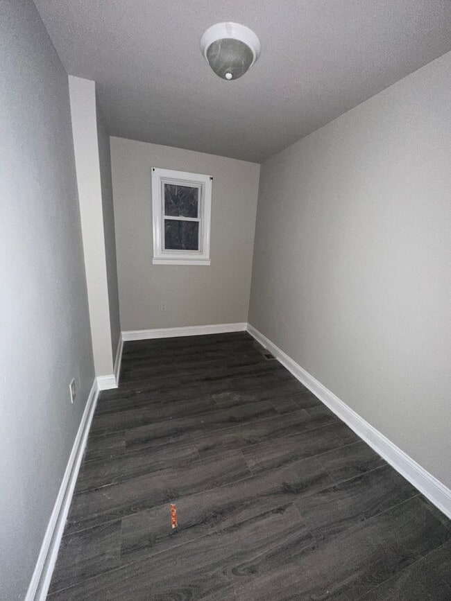 Building Photo - Newly Renovated 2 Bed/1 Bath Row home