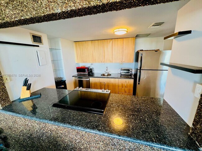 Building Photo - 900 Bay Dr