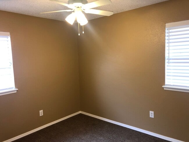 Building Photo - 3 bedrooms, 2 baths with a 2 car garage for rent near NE 10th between Midwest Blvd and Douglas Bl...