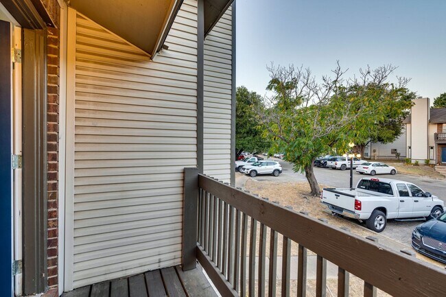 Building Photo - Uptown Townhome - 2BD / 2.5BA - Near Downt...