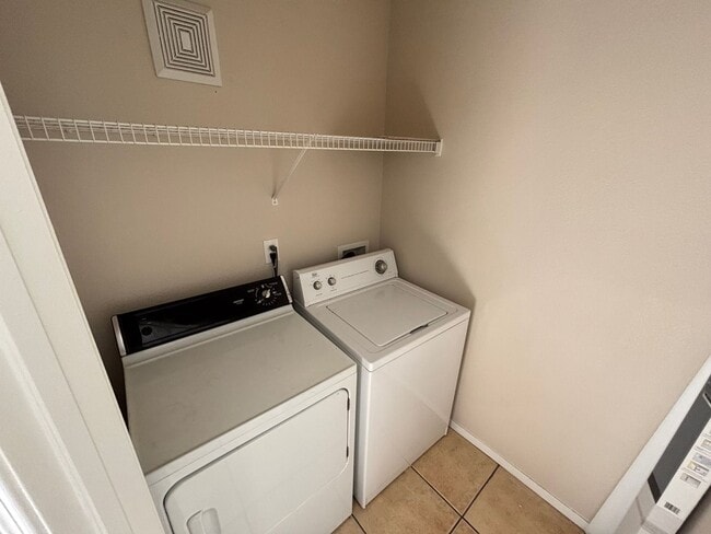 Building Photo - Gorgeous 2bed/2 bath condo in Southwest!