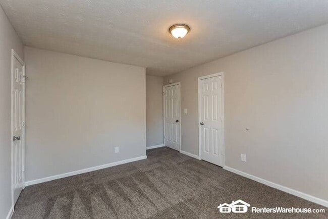 Building Photo - 5 BEDROOM 3 FULL BATH MULTI-LEVEL IN RIVER...