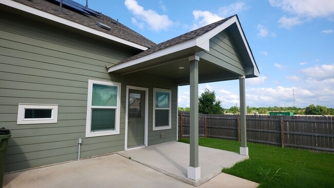 Building Photo - 2021 4/2.5 house in Devine Lake