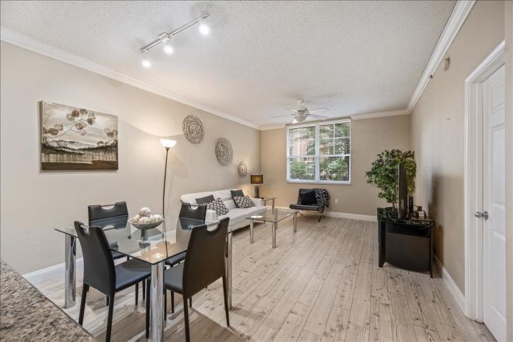 Building Photo - 720 S Sapodilla Ave