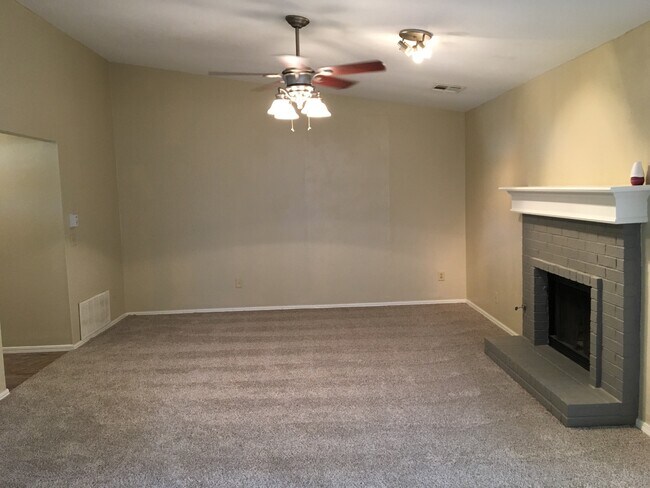 Building Photo - 3 Bed/2 Bath Home with Additional Space -- Available After August 10, 2026