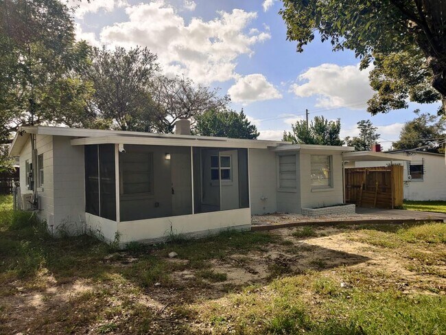 Building Photo - 5500 Balboa Dr