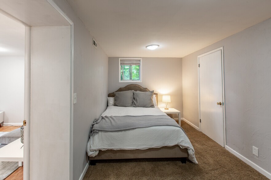 Building Photo - 2401 Birch Ln