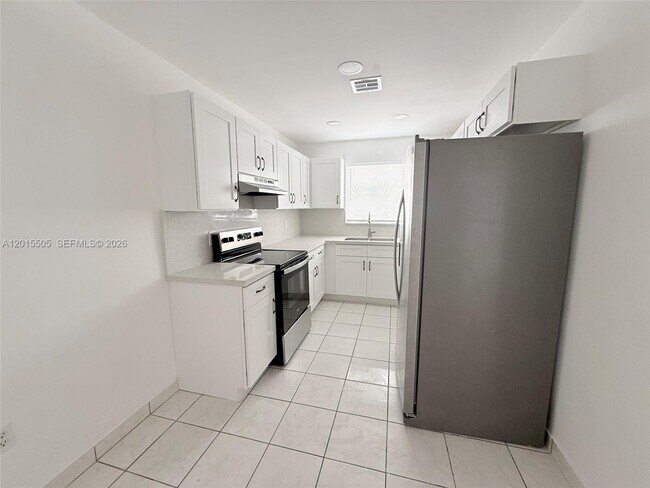 Building Photo - 2645 SW 28th Ct