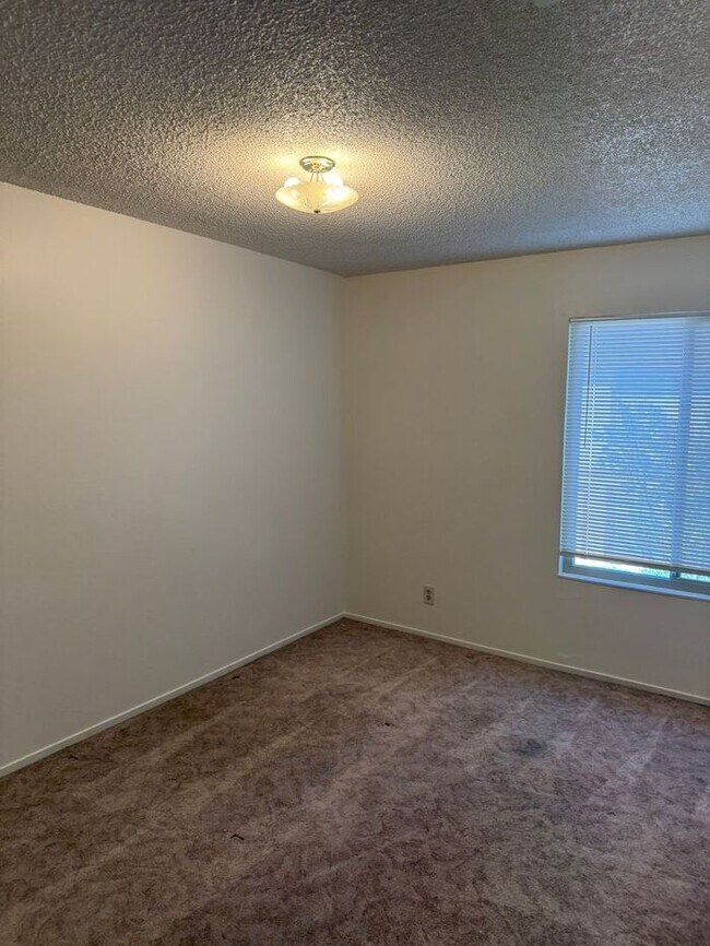 Building Photo - Great 2-Story Townhome
