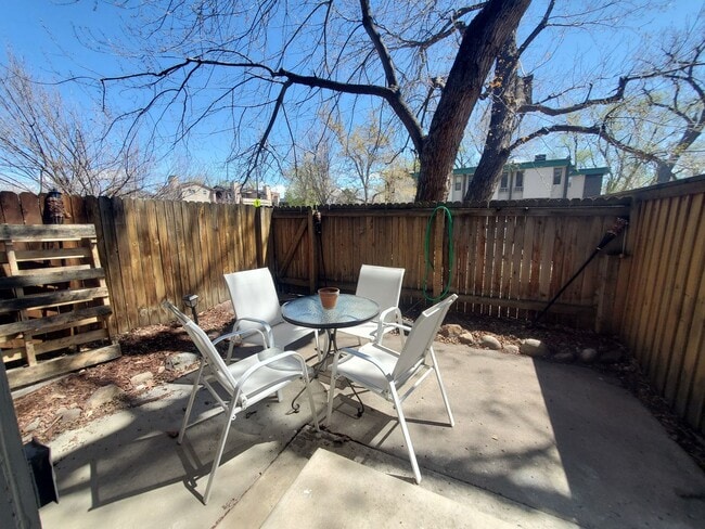 Building Photo - Large and Spacious One Bedroom Available i...