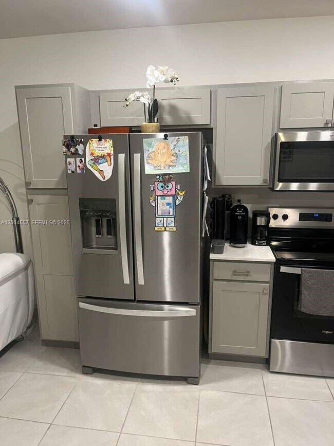 Building Photo - 1431 NE 3rd Ave