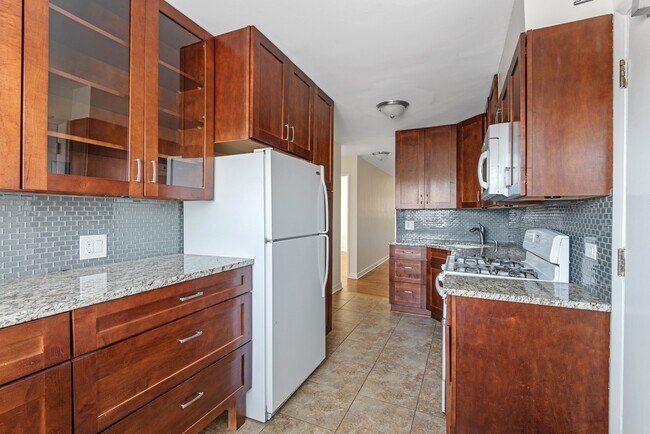 Building Photo - 1921 Harrison St