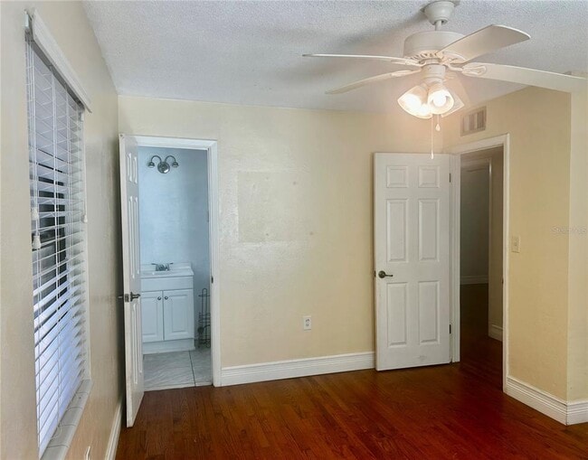 Building Photo - 410 NE 15th Ct