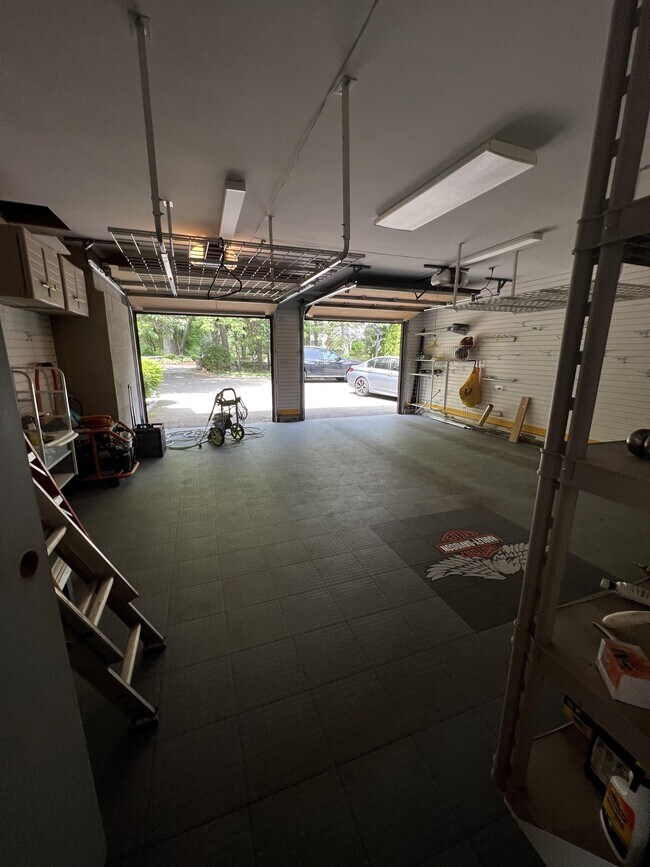 Building Photo - 1040 Daniels Farm Rd