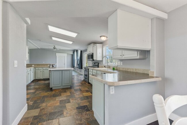 Building Photo - Short term leases available: 3 bed 2 bath ...