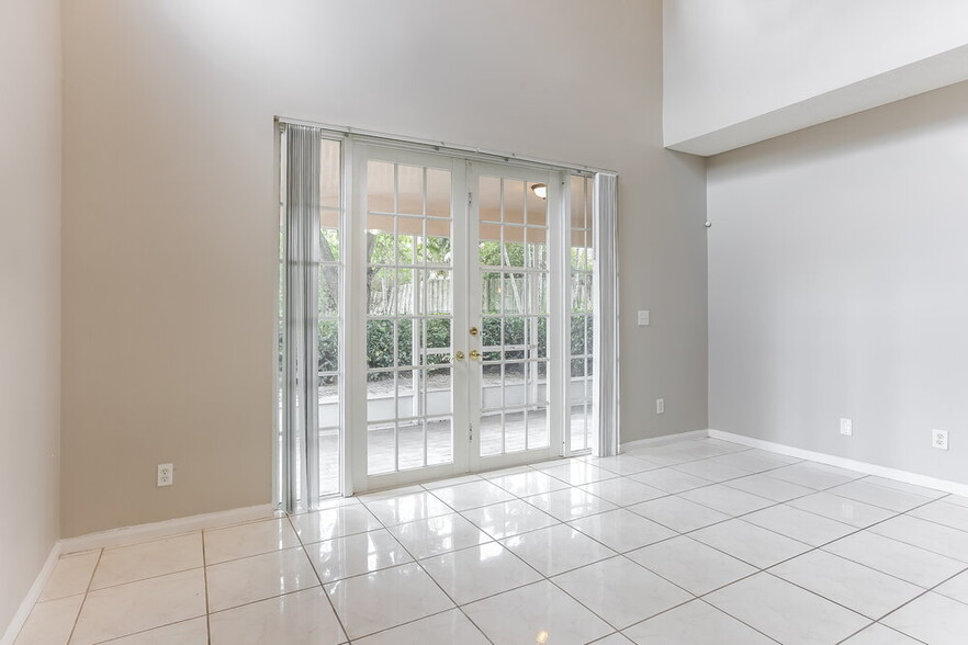 Building Photo - 15400 SW 51st Manor