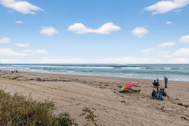 Building Photo - 9940 S Ocean Dr