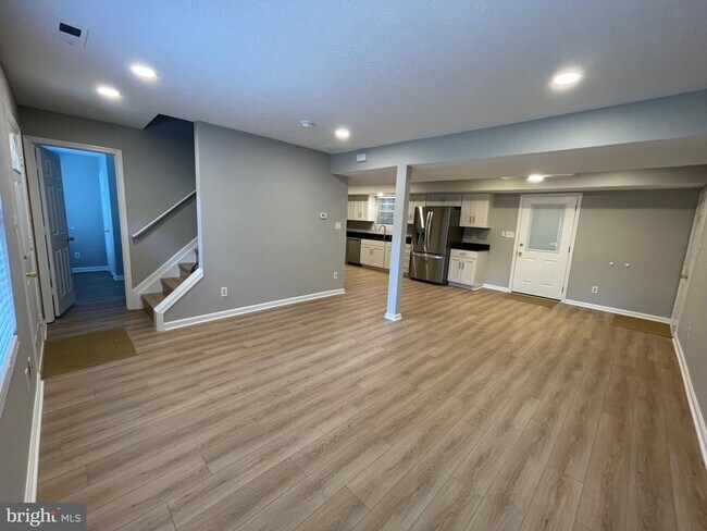 Building Photo - 13750 Summer Pl