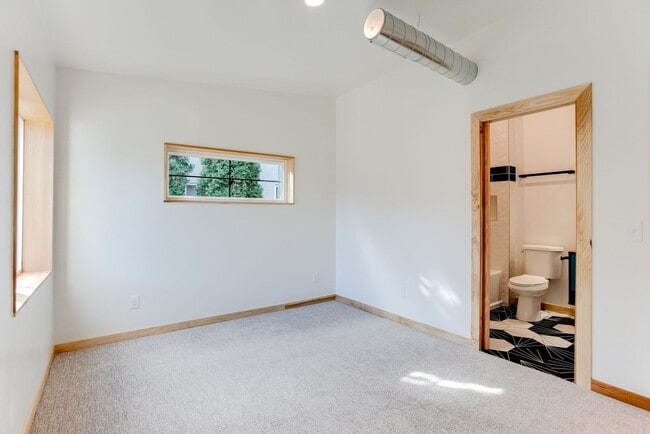 Building Photo - Amazing 2 bedroom, 2 bathroom 1,330 sf hom...