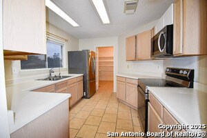 Building Photo - 5515 Champions Hill Dr