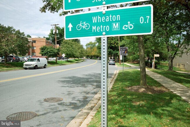 Building Photo - 10825 Amherst Ave