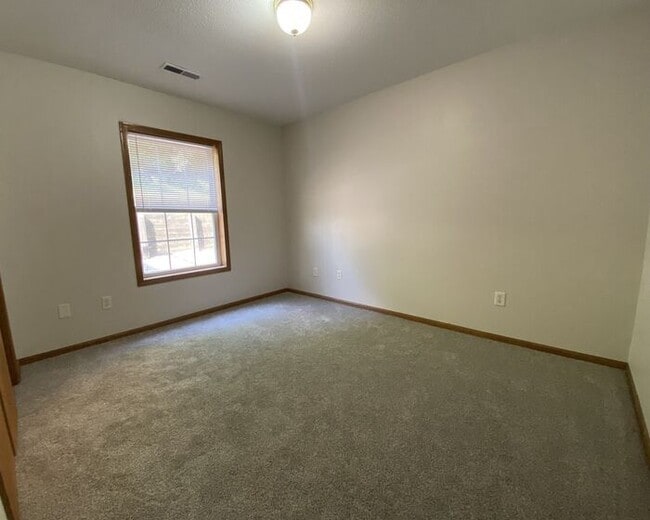 Building Photo - $1,750 | 3 Bedroom, 2 Bathroom DUPLEX | NO...