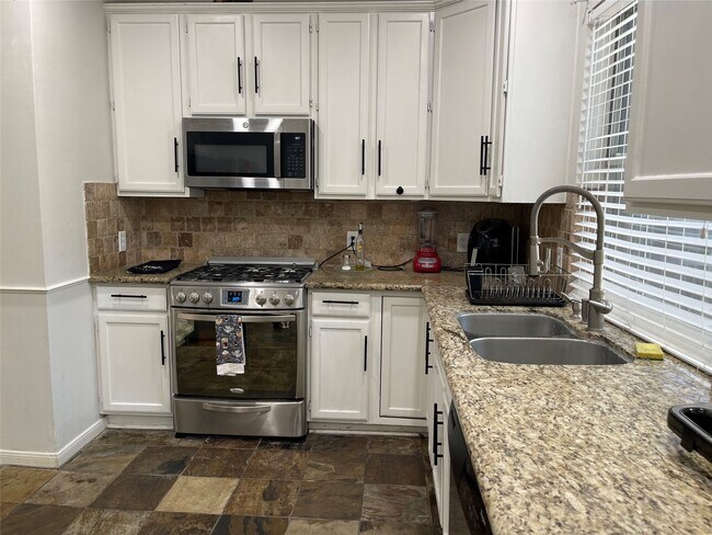 Building Photo - 15922 Cutten Rd