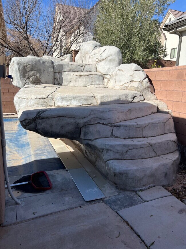 Building Photo - "Spacious 5-Bedroom Oasis with 3 Full Baths in Beautiful St. George – 2,998 Sq. Ft. of Comfort!"