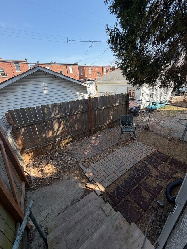 Building Photo - 5041 Lindenwood Ave