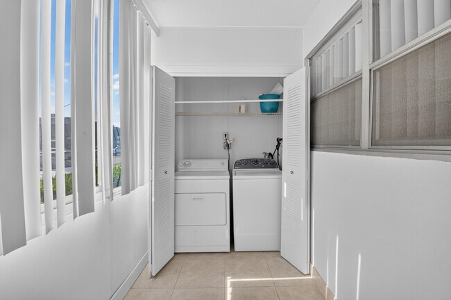 Building Photo - 449 Monaco J